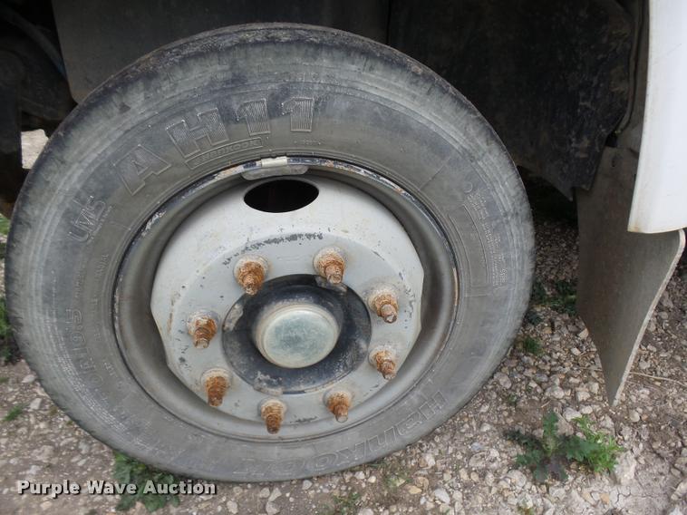 image for item DE9558 2004 Chevrolet 4500 flatbed truck