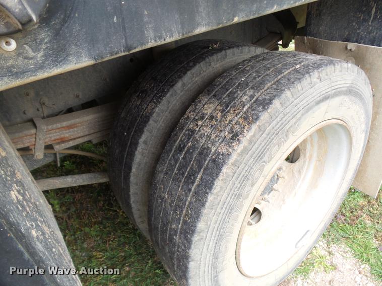 image for item DE9558 2004 Chevrolet 4500 flatbed truck