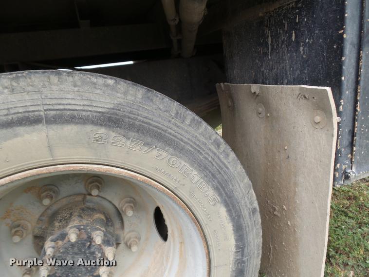 image for item DE9558 2004 Chevrolet 4500 flatbed truck