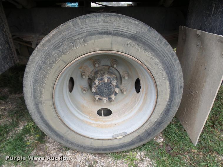 image for item DE9558 2004 Chevrolet 4500 flatbed truck