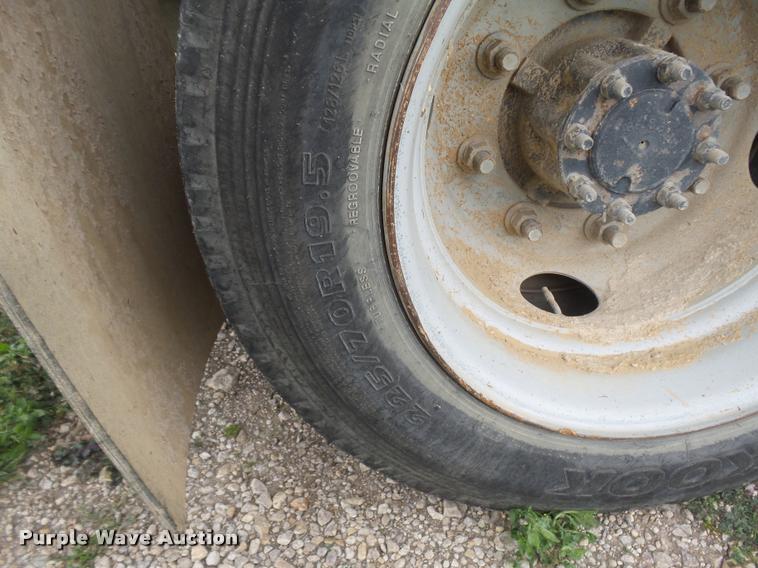 image for item DE9558 2004 Chevrolet 4500 flatbed truck