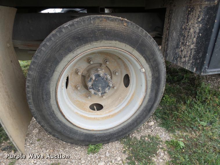 image for item DE9558 2004 Chevrolet 4500 flatbed truck