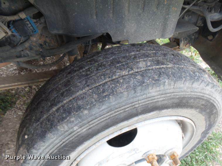 image for item DE9558 2004 Chevrolet 4500 flatbed truck