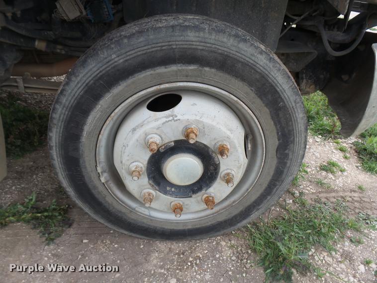 image for item DE9558 2004 Chevrolet 4500 flatbed truck