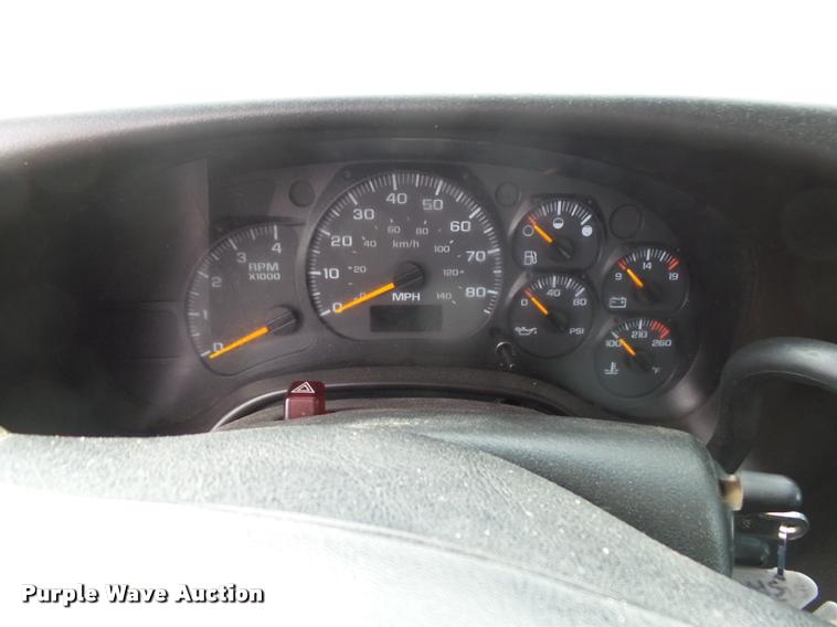 image for item DE9558 2004 Chevrolet 4500 flatbed truck