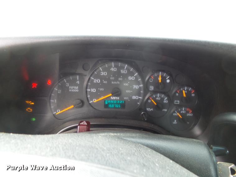 image for item DE9558 2004 Chevrolet 4500 flatbed truck