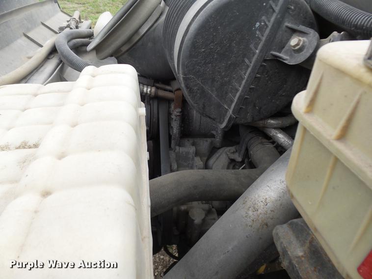 image for item DE9558 2004 Chevrolet 4500 flatbed truck