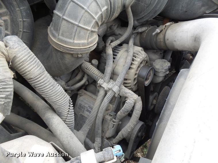 image for item DE9558 2004 Chevrolet 4500 flatbed truck