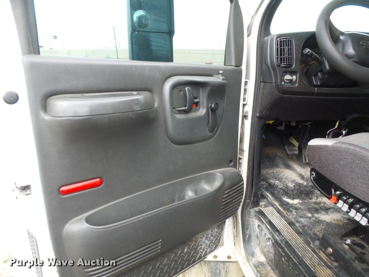 image for item DE9558 2004 Chevrolet 4500 flatbed truck