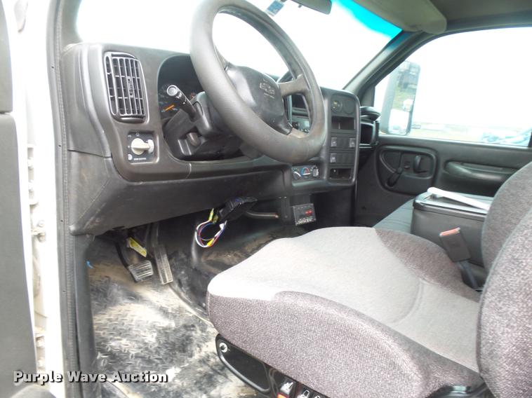 image for item DE9558 2004 Chevrolet 4500 flatbed truck