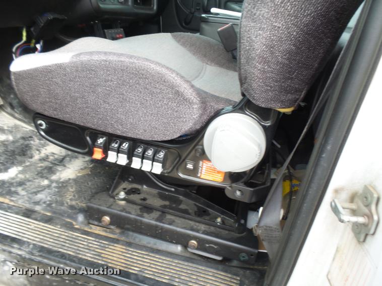 image for item DE9558 2004 Chevrolet 4500 flatbed truck