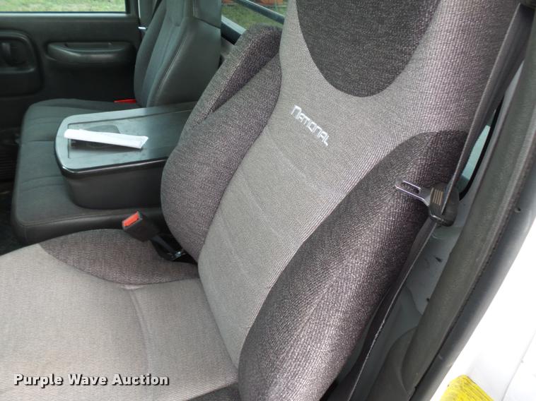 image for item DE9558 2004 Chevrolet 4500 flatbed truck