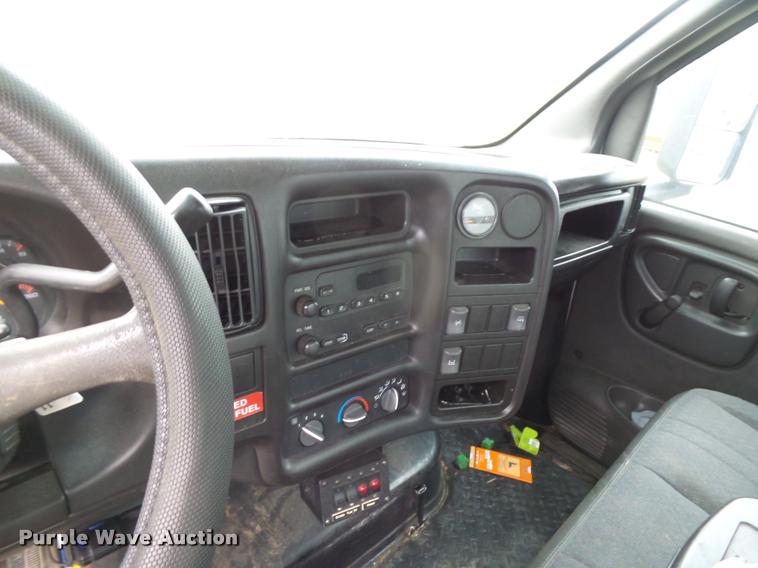 image for item DE9558 2004 Chevrolet 4500 flatbed truck