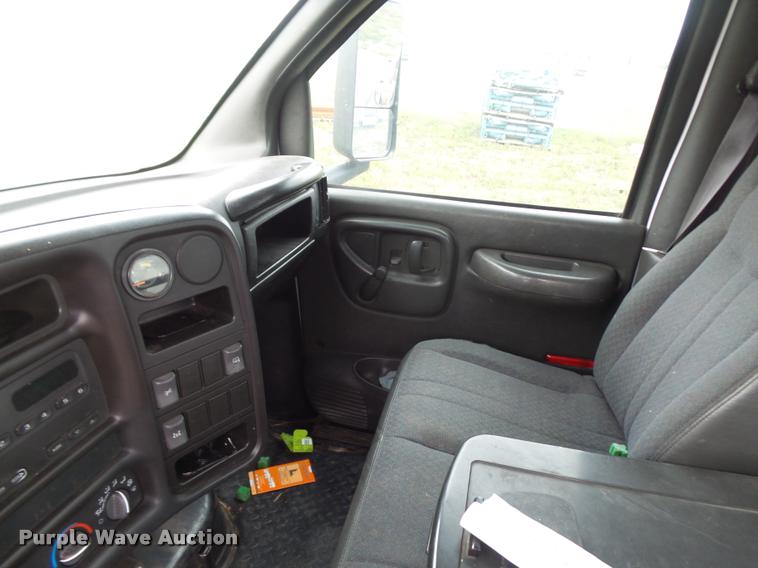 image for item DE9558 2004 Chevrolet 4500 flatbed truck