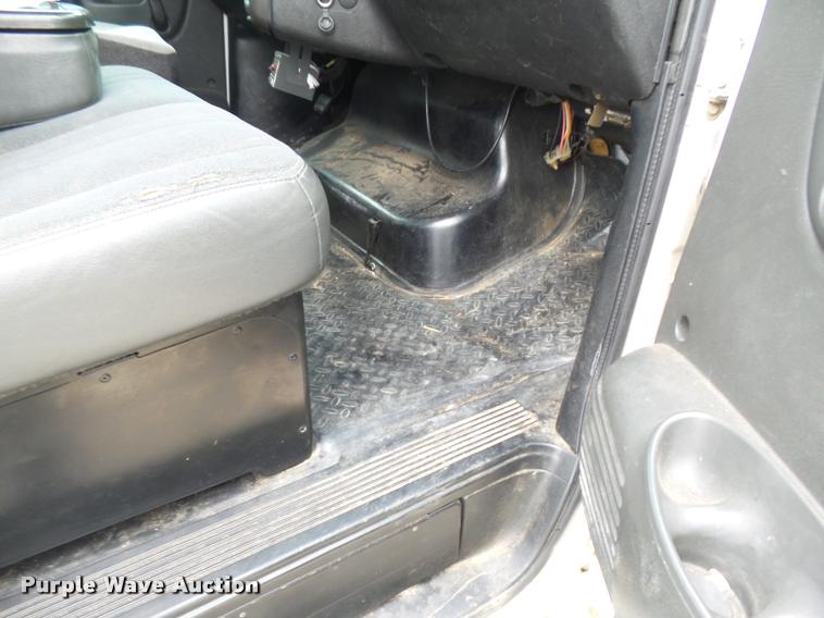 image for item DE9558 2004 Chevrolet 4500 flatbed truck