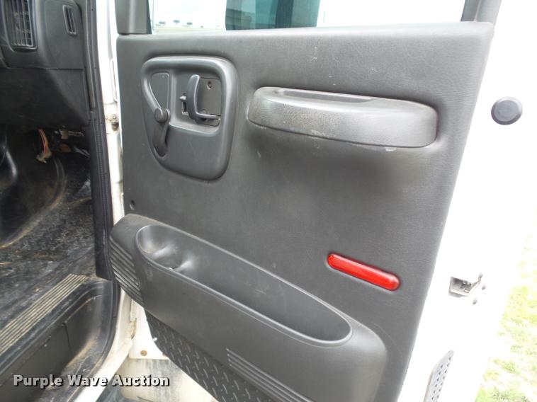 image for item DE9558 2004 Chevrolet 4500 flatbed truck