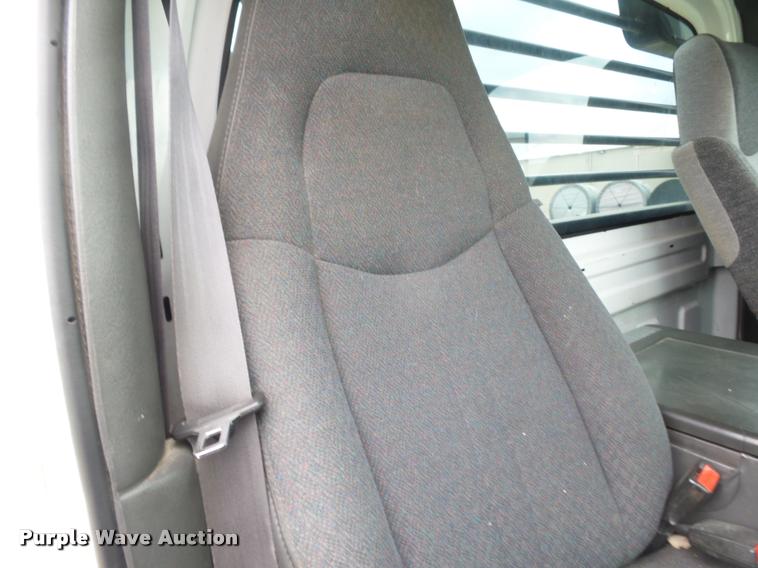 image for item DE9558 2004 Chevrolet 4500 flatbed truck