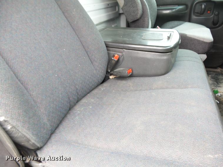 image for item DE9558 2004 Chevrolet 4500 flatbed truck