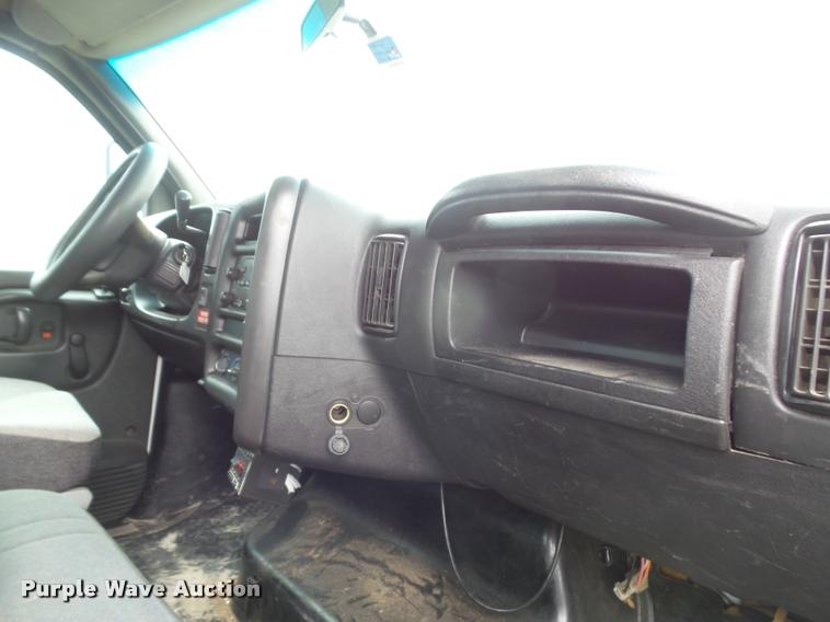 image for item DE9558 2004 Chevrolet 4500 flatbed truck