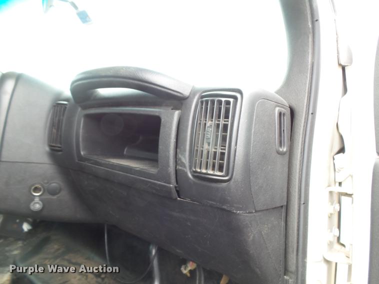 image for item DE9558 2004 Chevrolet 4500 flatbed truck