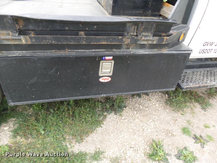 image for item DE9558 2004 Chevrolet 4500 flatbed truck