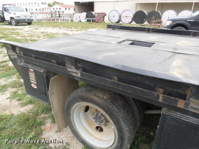 image for item DE9558 2004 Chevrolet 4500 flatbed truck