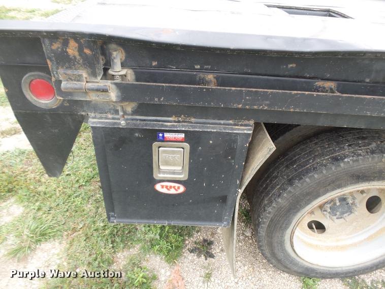 image for item DE9558 2004 Chevrolet 4500 flatbed truck