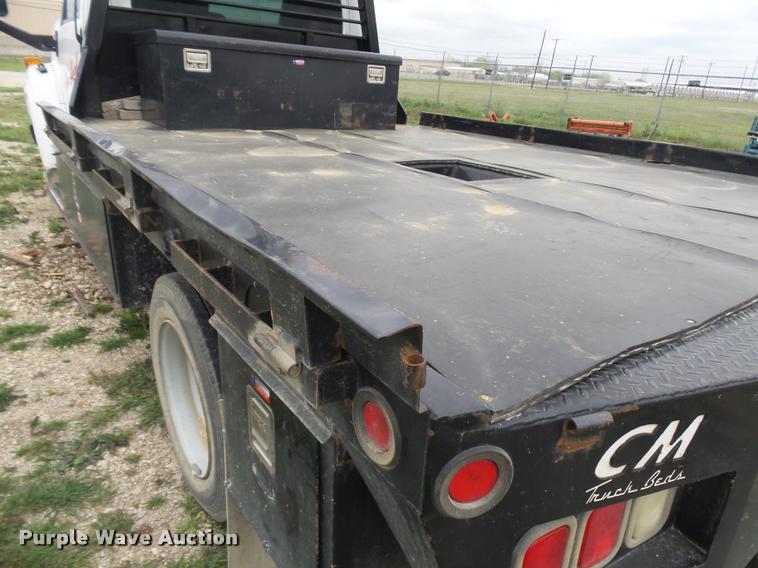 image for item DE9558 2004 Chevrolet 4500 flatbed truck