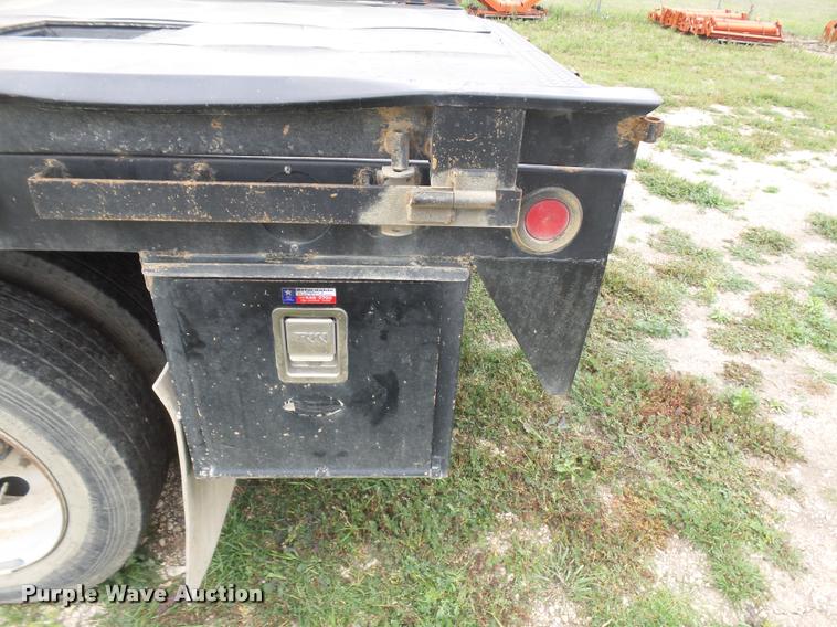 image for item DE9558 2004 Chevrolet 4500 flatbed truck