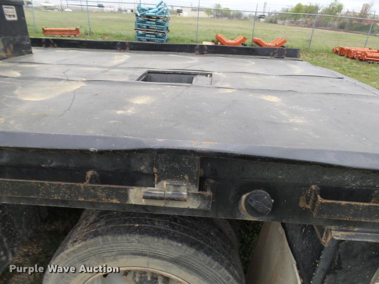 image for item DE9558 2004 Chevrolet 4500 flatbed truck