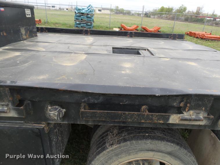 image for item DE9558 2004 Chevrolet 4500 flatbed truck