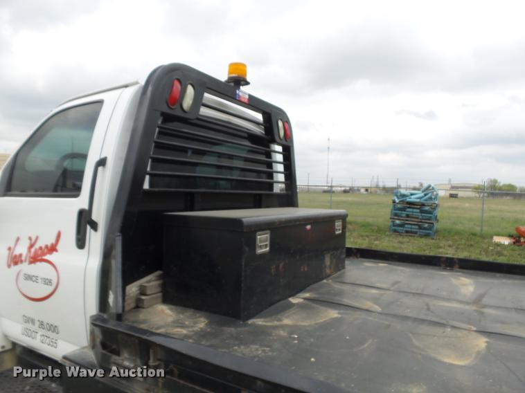 image for item DE9558 2004 Chevrolet 4500 flatbed truck