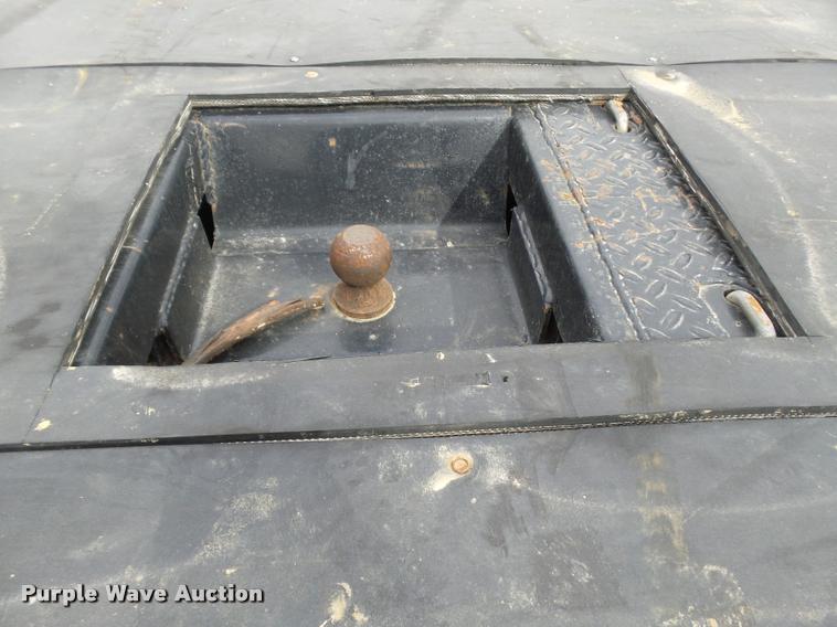 image for item DE9558 2004 Chevrolet 4500 flatbed truck