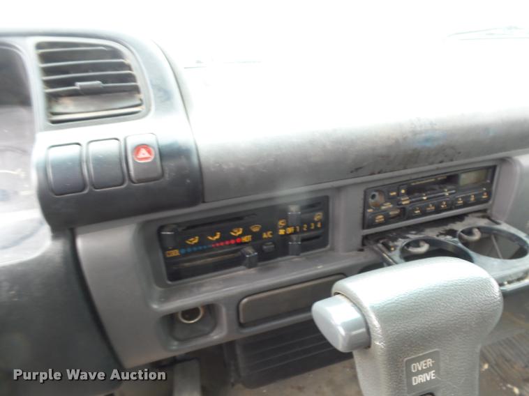 image for item DE9559 2004 Chevrolet W4500 box truck