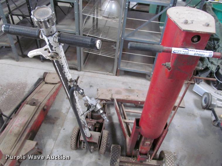 image for item DT9561 (2) air jacks