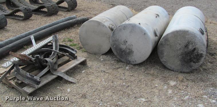 image for item DT9585 (4) fuel tanks