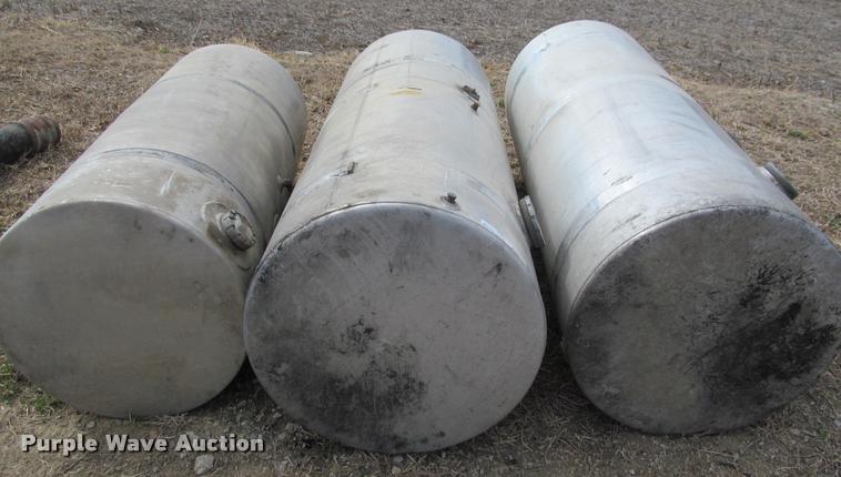 image for item DT9585 (4) fuel tanks