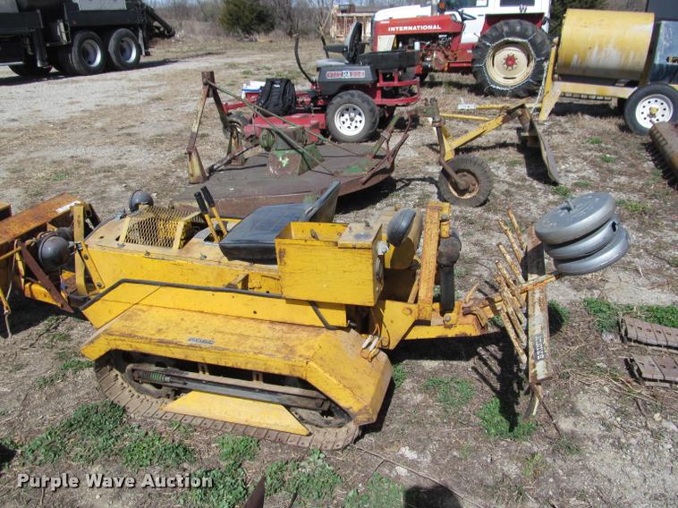 Struck minidozer in Leavenworth, KS Item DT9596 sold Purple Wave