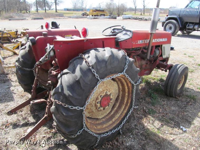 image for item DT9601 International 464 tractor