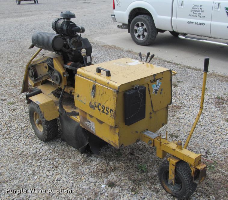 image for item DT9614 2002 Vermeer SC252 stump grinder