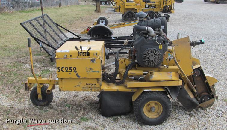 image for item DT9614 2002 Vermeer SC252 stump grinder