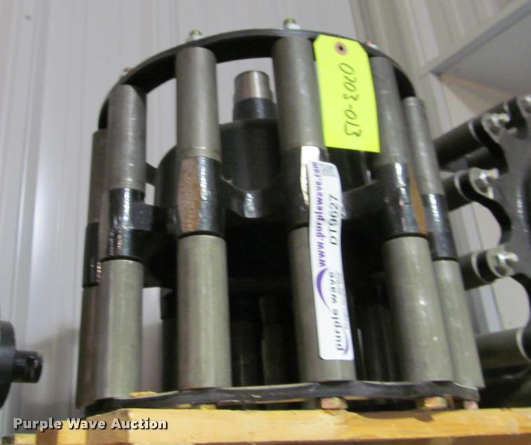 image for item DT9627 (2) SR80 skid steer track hubs