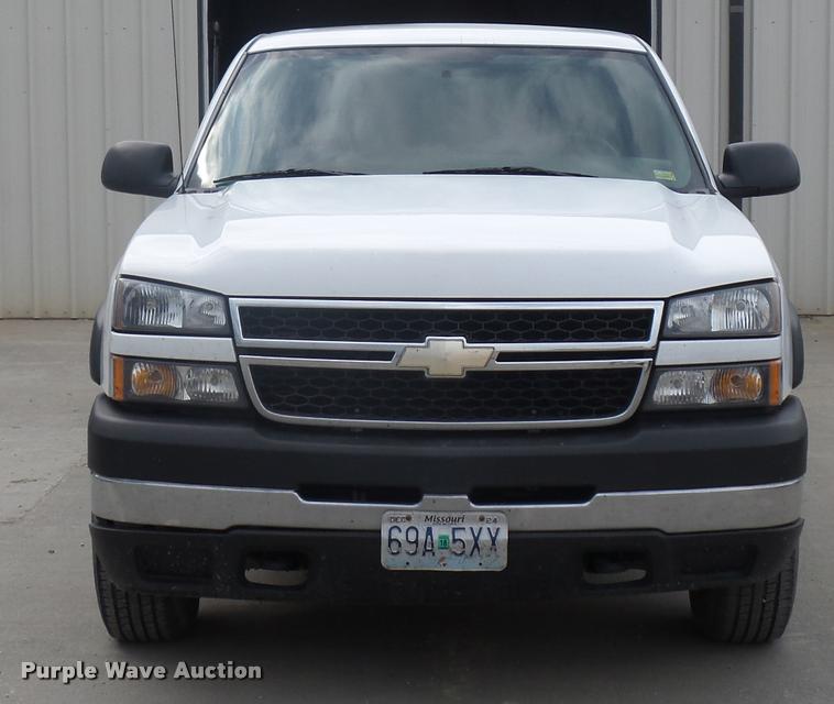 image for item J1566 2007 Chevrolet Silverado Classic 2500HD Ext. Cab pickup truck