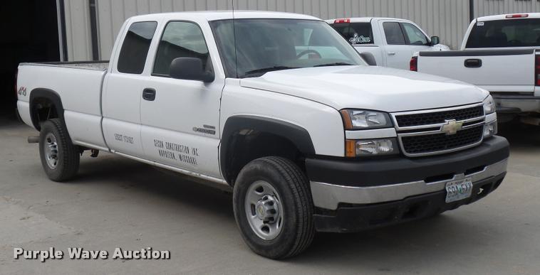 image for item J1566 2007 Chevrolet Silverado Classic 2500HD Ext. Cab pickup truck