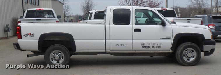 image for item J1566 2007 Chevrolet Silverado Classic 2500HD Ext. Cab pickup truck
