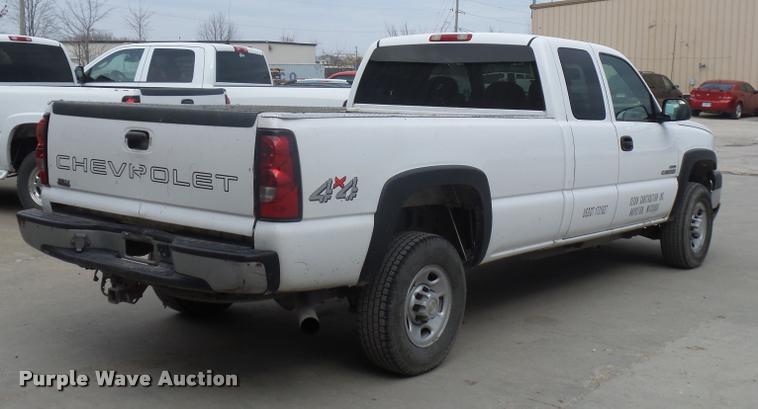 image for item J1566 2007 Chevrolet Silverado Classic 2500HD Ext. Cab pickup truck