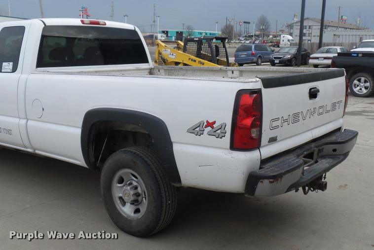 image for item J1566 2007 Chevrolet Silverado Classic 2500HD Ext. Cab pickup truck