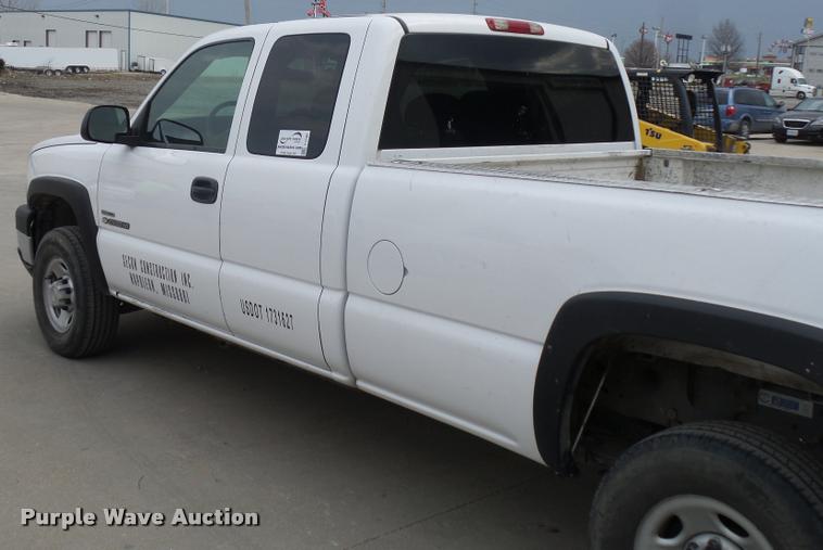 image for item J1566 2007 Chevrolet Silverado Classic 2500HD Ext. Cab pickup truck