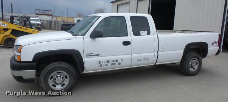 image for item J1566 2007 Chevrolet Silverado Classic 2500HD Ext. Cab pickup truck