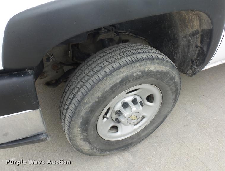 image for item J1566 2007 Chevrolet Silverado Classic 2500HD Ext. Cab pickup truck